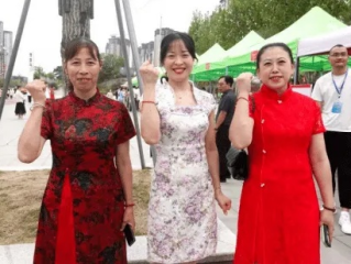 母爱如织，静待花开，长沙考生妈妈提花等女儿下考