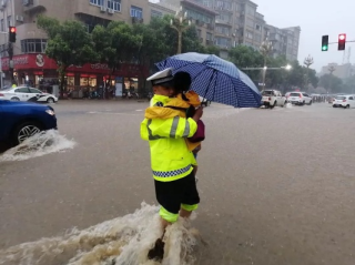 重庆暴雨中的生命奇迹，大人小孩被冲走后奇迹获救的感人故事