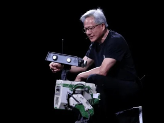 黄仁勋与宇树科技合作，1.8米高智能机器人引领未来科技新篇章