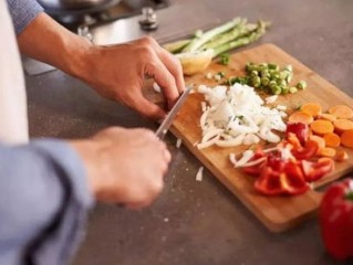 老乡鸡餐具掉色事件引发食品安全与消费者信任双重考验