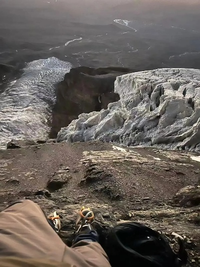 也门男子勇闯禁区，徒手攀登火山口，悲剧坠入硫磺湖